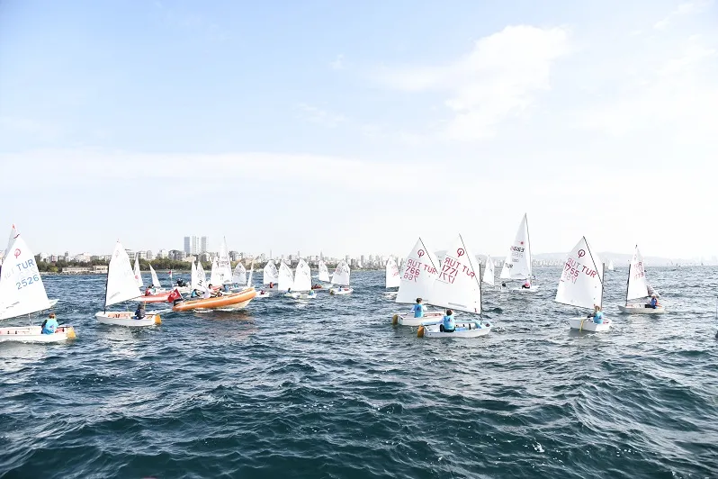 Kadıköy Belediyesi, Cumhuriyetimizin 100. yılına özel yelken yarışları düzenledi