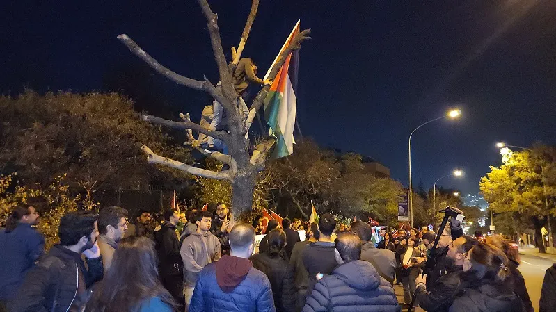 Filistin bayrağı katil İsrail Büyükelçiliği konutu önünde