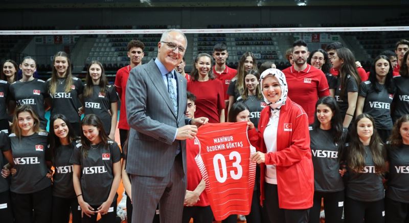 Bakanımız Göktaş’tan Avrupa ve Balkan Şampiyonalarına Hazırlanan Genç Milli Voleybol Takımları Oyuncularına Ziyaret