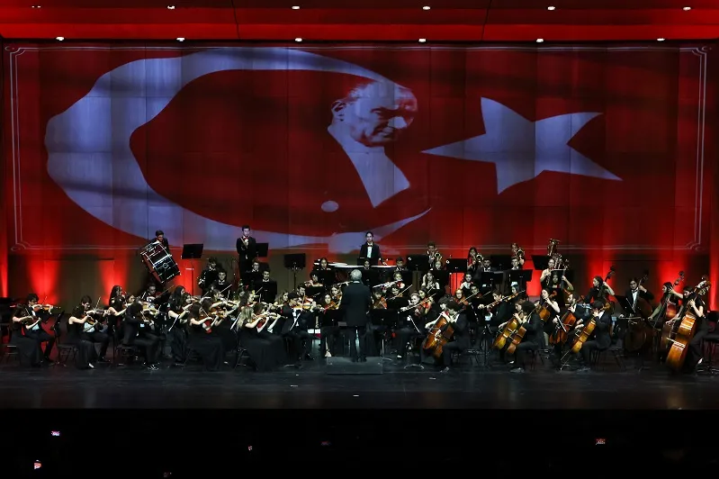 Sabancı Topluluğu, Cumhuriyet’in 100’üncü yılını Şef Cem Mansur yönetiminde Türkiye Gençlik Filarmoni Orkestrası ile kutladı