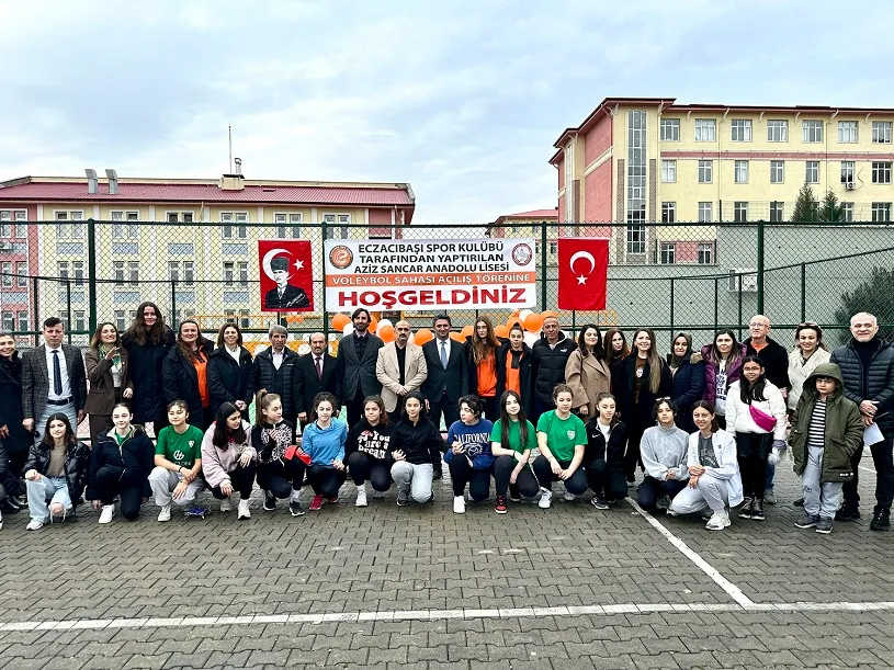 Eczacıbaşı Spor Kulübü Kahramanmaraş Aziz Sancar Anadolu Lisesi’ne voleybol sahası hediye etti