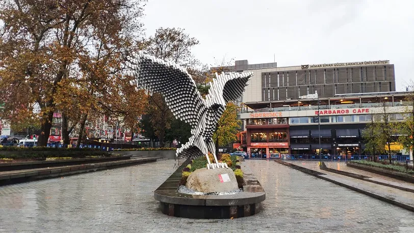 MEYDAN BEŞİKTAŞ’A, KARTAL HEYKELİ MEYDANA ÇOK YAKIŞTI