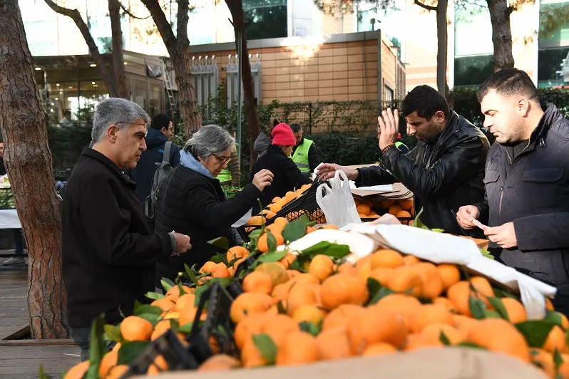 DEPREMZEDE ÇİFTÇİLERİN ÜRÜNLERİ KADIKÖY DAYANIŞMA PAZARI’NDA