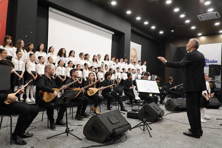 İLKADIM ÇOCUK VE GENÇLİK KOROSU TÜRKÜ SEVERLERE EZGİ DOLU BİR AKŞAM YAŞATTI