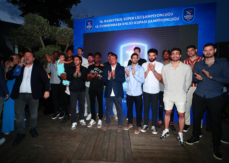 TÜRK BASKETBOLUNUN LOKOMOTİFİ ANADOLU EFES, ŞAMPİYONLUKLARINI KUTLADI