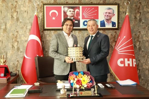 Dinar Belediye Başkanımız Veysel Topçu, Denizli Cumhuriyet Halk Partisi İl Başkanı Ali Osman Horzum’u makamında ziyaret etti.