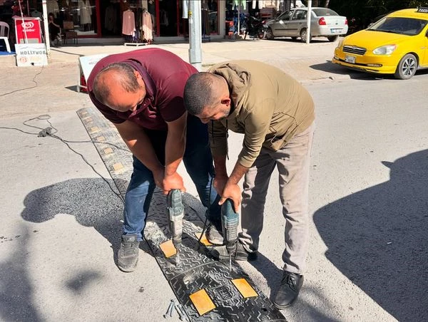 Dinar Belediye Başkanımız Veysel Topçu’nun talimatları doğrultusunda, ilçe genelinde trafik güvenliğini artırmak amacıyla Destek Hizmetleri Müdürlüğü ekiplerimiz tarafından kapsamlı bir kasis çalışması başlatılmıştır.