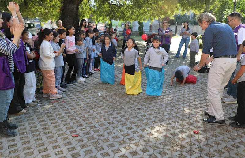 Adana’da Çocuklar 29 Ekim Cumhuriyet Bayramı’nın Coşkusunu 680 Yıllık Anıt Ağacının Altında Bir Araya Gelerek Kutladı