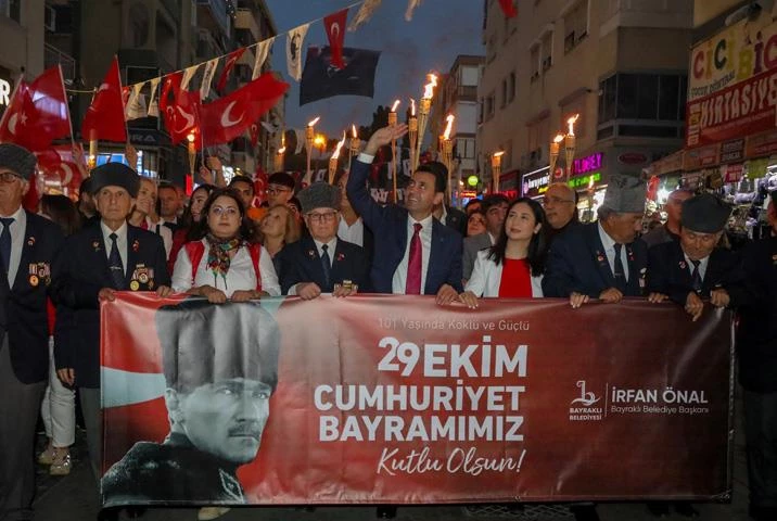 Bayraklı’da Cumhuriyet meşalesi