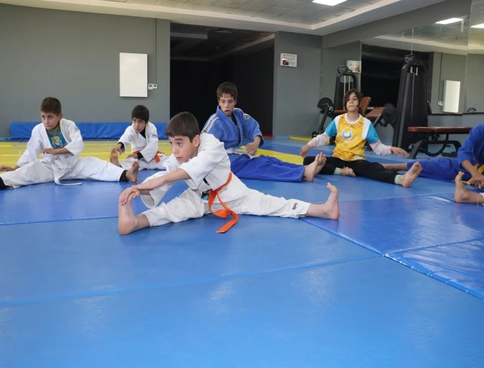 JUDO ÖĞRENEN GENÇLER BAŞKAN CANPOLAT’A TEŞEKKÜR ETTİ