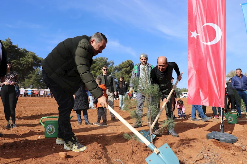 Dinar Belediye Başkanımız Veysel Topçu, 11 Kasım Milli Ağaçlandırma Günü dolayısıyla düzenlenen etkinlikte “Geleceğe Nefes, İnsanlığa Nefes” sloganıyla Çamlıköy Mıhlıçam Mevkii’nde gerçekleştirilen ağaç dikim törenine katıldı.