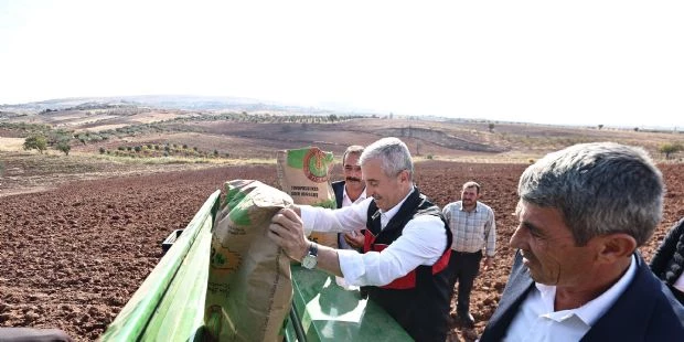 Başkanımız Dağıttığı Tohumları Çiftçilerle Ekti