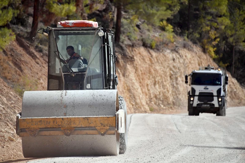 Mersin Büyükşehir’in Kırsal Mahallelerdeki Yol Çalışmaları Yoğun Bir Tempoda Devam Ediyor