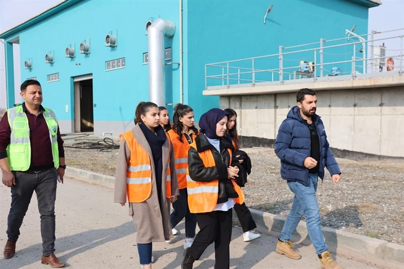 Iğdır Belediyesi Temizlik İşleri Müdürlüğü, Üniversiteli gençlerden oluşan temizlik ekibine atık su artıma tesisini gezdirdi.