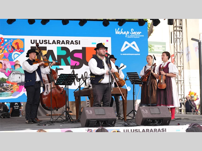 TARSUS’TA FESTİVALİN İKİNCİ GÜNÜ DOLU DOLU GEÇİYOR