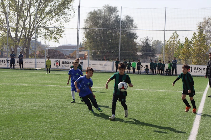 MİNİK FUTBOLCULAR İZMİT BELEDİYESİ CUMHURİYET BAYRAMI FUTBOL ŞÖLENİNDE DOYASIYA EĞLENDİ