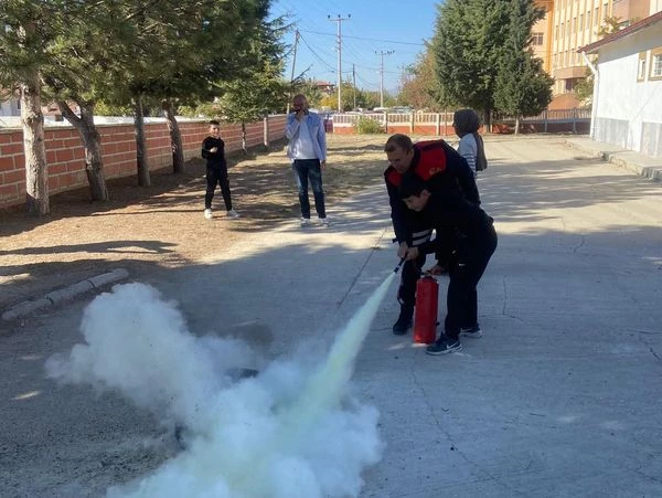 Belediyemize Bağlı İtfaiye Ekiplerimiz Tarafından Dinar Hürriyet İlkokulu’nda Yangın Tatbikatı Gerçekleştirildi