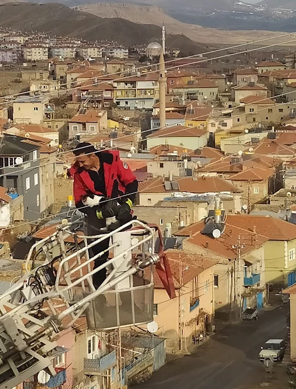 Yeşilhisar’da Yaramaz Kediyi Büyükşehir İtfaiyesi Kurtardı