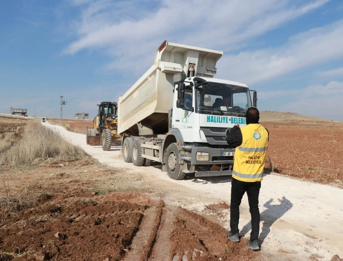 HALİLİYE BELEDİYESİ, STABİLİZE YOL ÇALIŞMASIYLA YOLLARIN KONFORUNU ARTIRIYOR