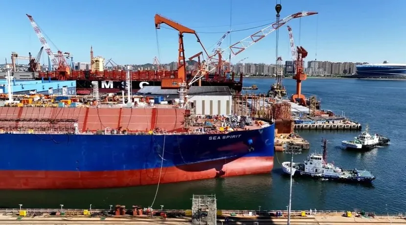 Çin’in geliştirdiği dev LNG tankeri Dalian’da suya indirildi