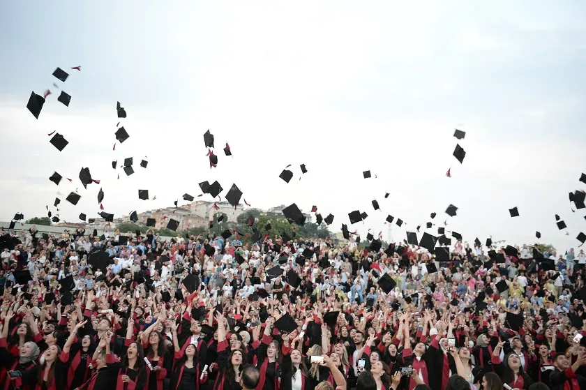   İstanbul Bilgi Üniversitesi’nde mezuniyet heyecanı