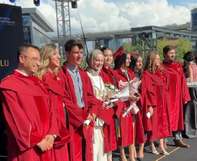 İstinye Üniversitesi Sağlık Hizmetleri Meslek Yüksekokulu öğrencileri Diplomalarını aldı.