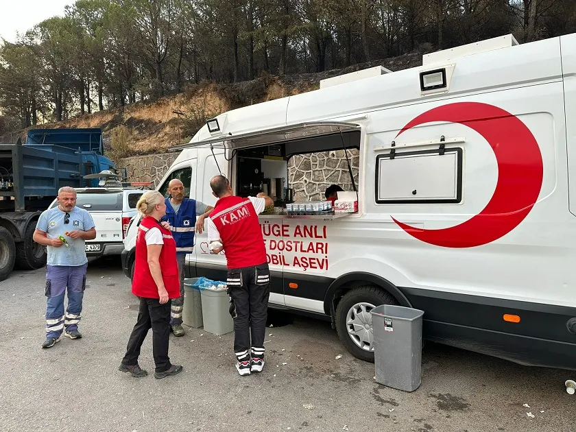 TÜRK KIZILAY ORMAN YANGINLARIYLA MÜCADELEDE BESLENME DESTEĞİYLE SAHADA 