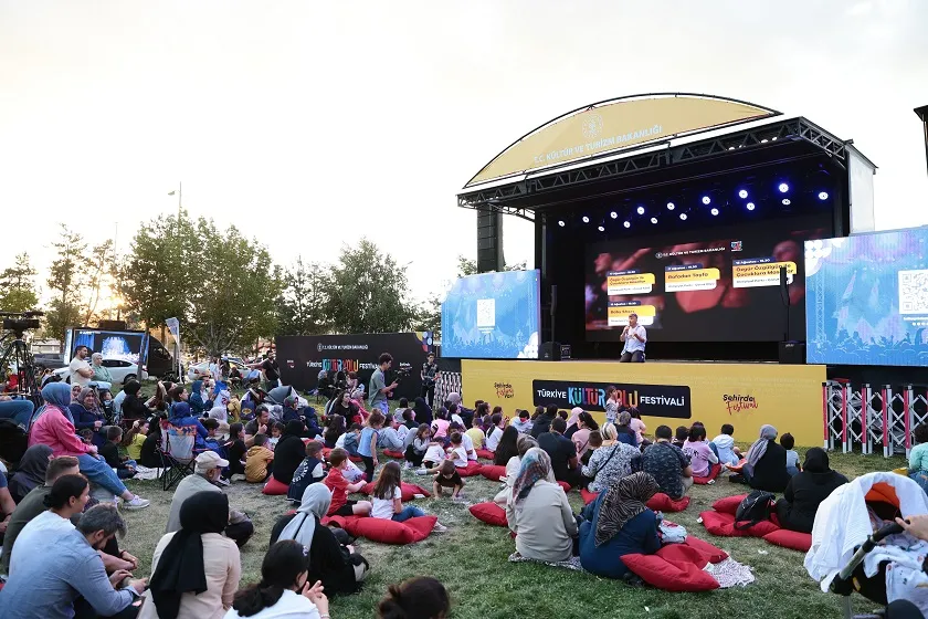 ERZURUM KÜLTÜR YOLU FESTİVALİNDE ÇOCUKLAR EĞLENİRKEN ÖĞRENİYOR