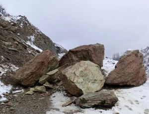 Kulp’ta yamaçlardan yollara düşen kayalar temizlendi