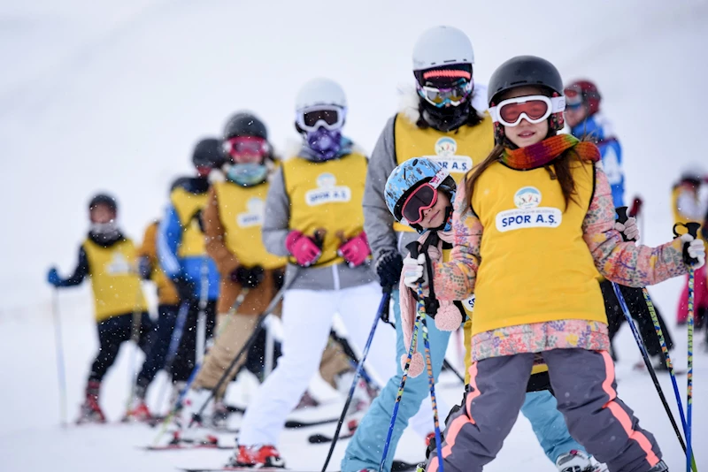 Büyükşehir’in Erciyes Kayak Okulu’nda Sömestir Dönemi Kayak ve Snowboard Eğitimleri Başladı